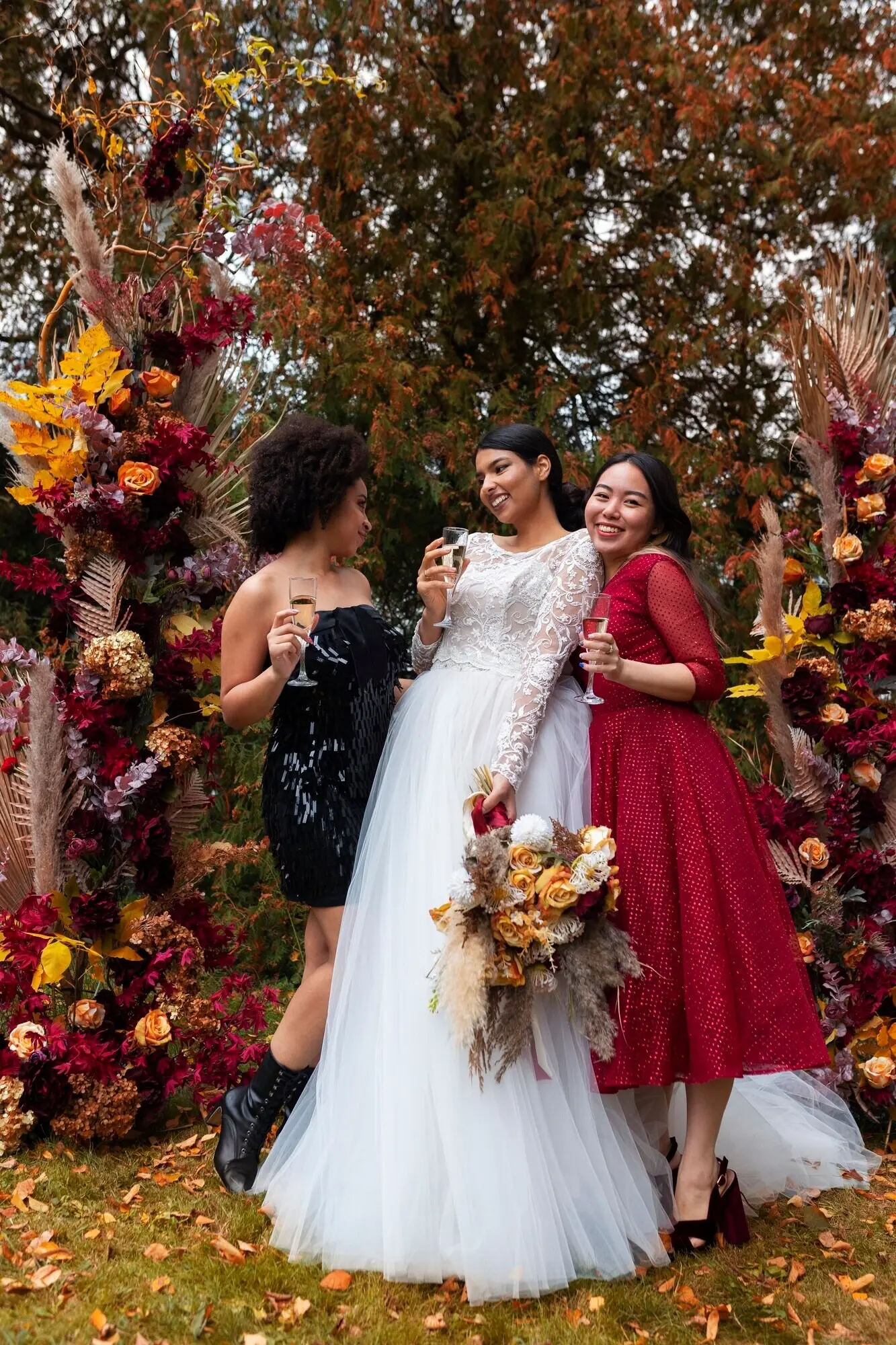 Снимок в полный рост женщин, позирующих на свадьбе