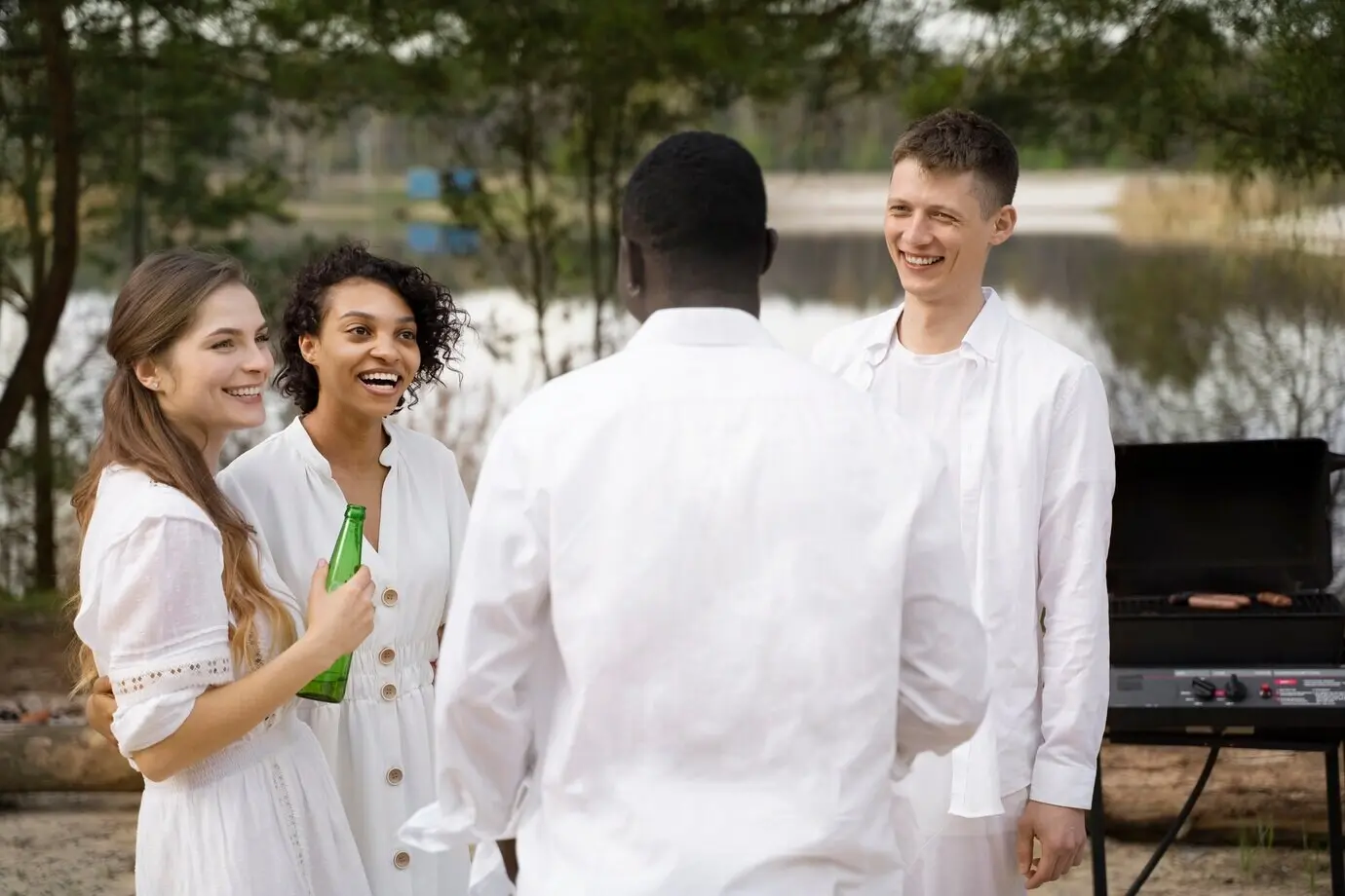 Средний план счастливых друзей на открытом воздухе.