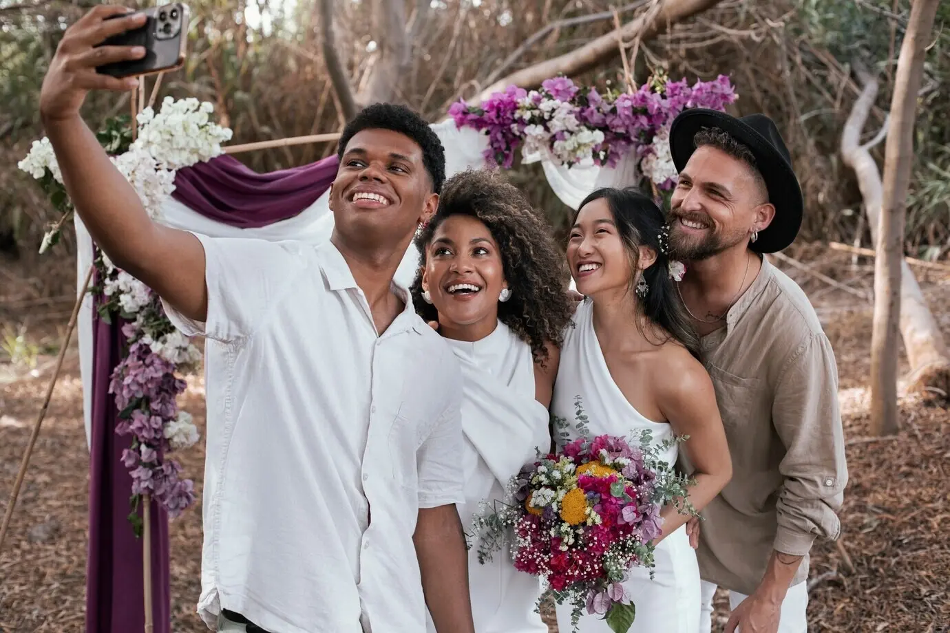 Лесбийская пара отмечает свой свадебный день вместе с гостями и друзьями.